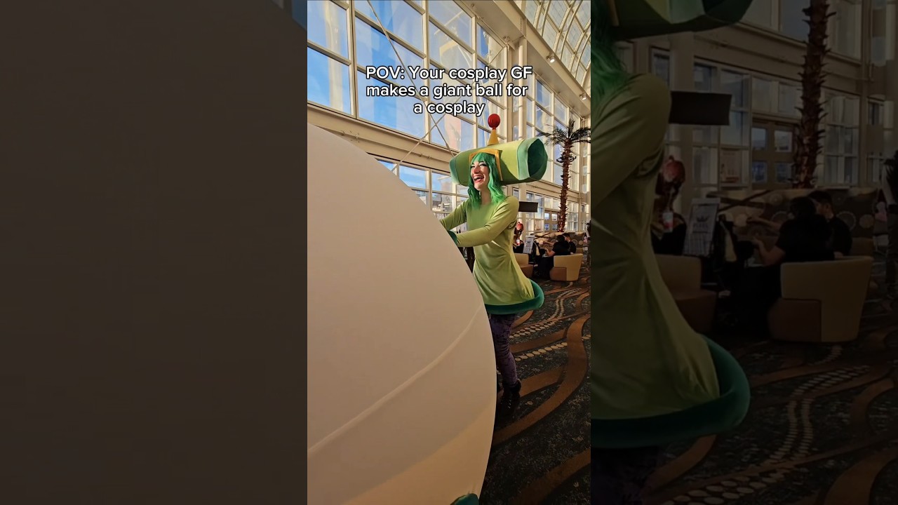 I had THE LARGEST PROP at the convention 🤣 