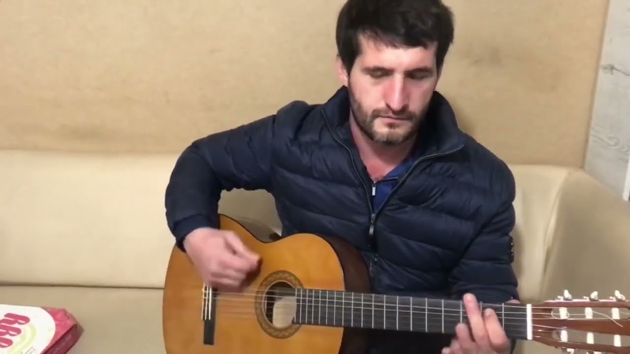 Песня про дагестан и по ночам мне. Дагестанская гитара. Дагестан под гитару. Гитара Дагестан. Певец из Дагестана с гитарой.