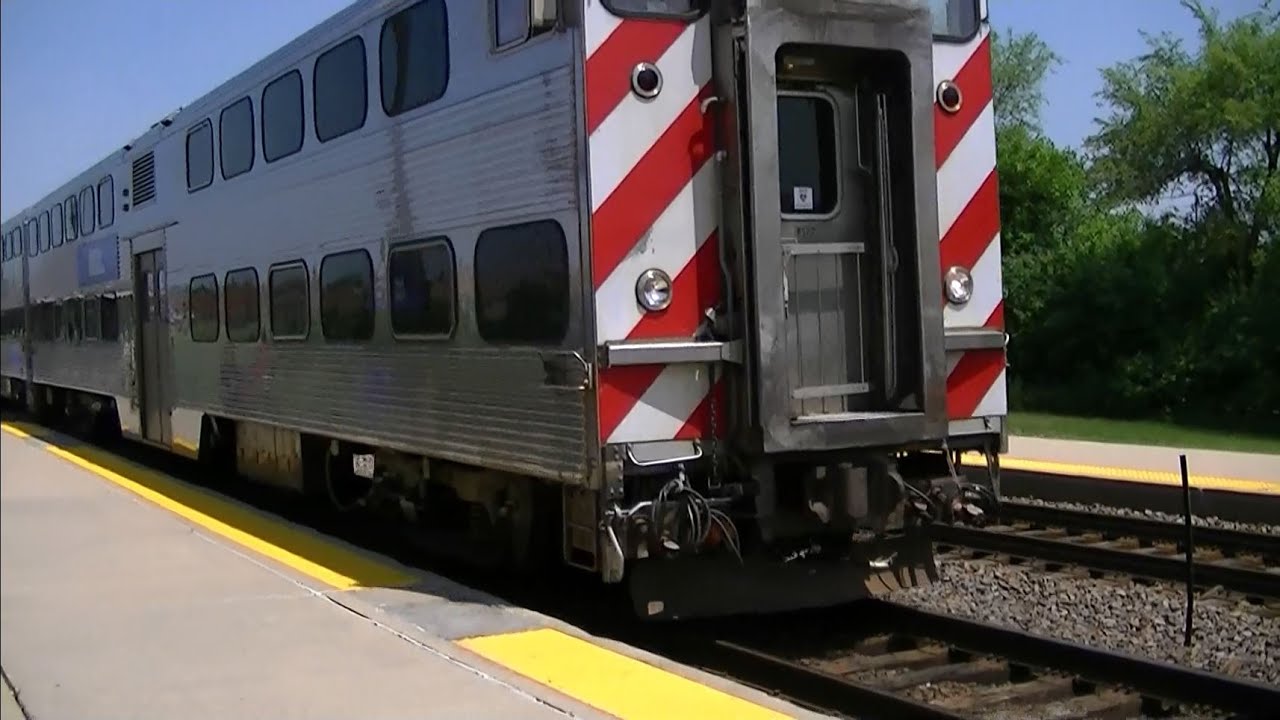 Metra Train 114 Arrives at Mundelein Station YouTube