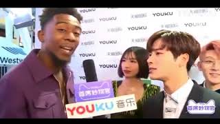 Asian Woman Thinks Desiigner Is Rapping During Interview At The AMA's Resimi