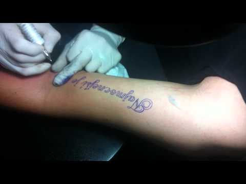 Video: Vincent Cassel Si Dal Urobiť Tetovanie Na Počesť Tiny Kunakey