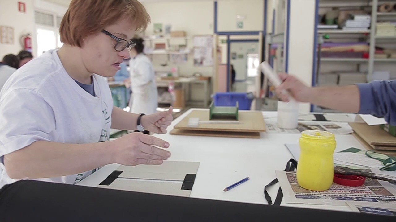 Elaboración de carpetas en el Centro Ocupacional