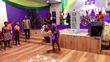 Rose Adjei brings down God’s presence @ Fidelity Praise Arena