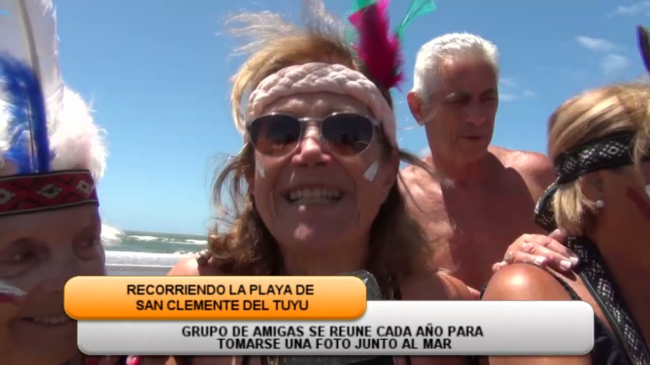 GRUPO DE AMIGAS SE REÚNE CADA AÑO PARA TOMARSE UNA FOTO JUNTO AL MAR