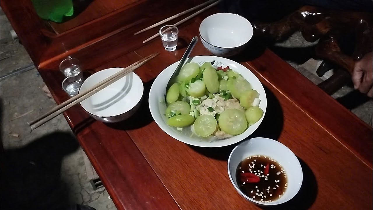 Buổi chiều sau ngày làm mệt hai anh em lai rai với món cá trê 