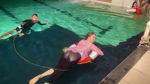 Ngọc Trinh và Minh Hằng cảnh hậu trường Chị Chị Em Em dưới hồ bơi