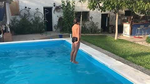 10 formas de tirarse a la piscina