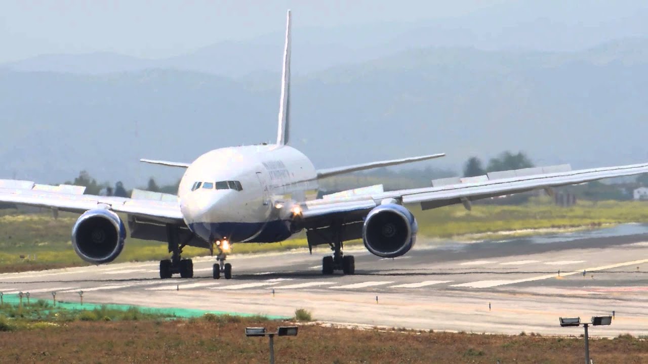 Beautiful landing in Málaga Airport, Spain April of 2013 Boeing 777