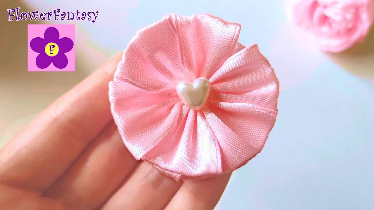 Простой цветок из атласной ленты