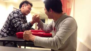 20121225神力小宇VS廖神II 比腕力 鉄腕