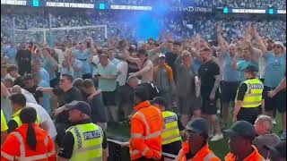 MAN CITY FANS CHANT “WEST HAM ARE MASSIVE” IN UNISON WITH THE HAMMERS AWAY END 🤝⚒️
