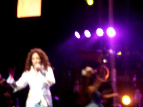 Gloria Estefan - Abriendo Puertas & Santo, Santo P...