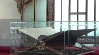 Al-Quran Raksasa Ditulis Tangan dengan Tinta Emas