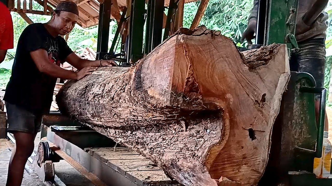 How to Split Large Logs Using a Homemade Sawmill - YouTube