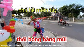 Chú hề miền tây,  thổi bong bóng bằng mũi tạo hình ông già Noel đẹp mắt thật