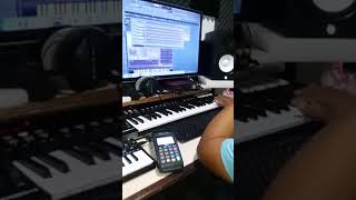 Super Dj Josias tocando un poquito de piano en el estudio