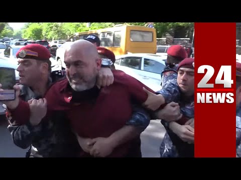 Էս ի՞նչ եք անում, արա՛. Արմեն Աշոտյանին ուժի կիրառմամբ բերման ենթարկեցին