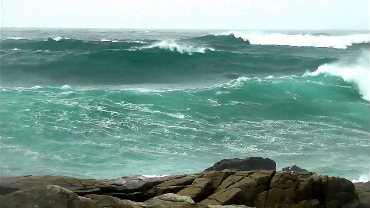 Про океанов видео. Атлантический океан шторм волны. Атлантический океан фото шторм. Дно Атлантического океана шторм. Волна в океане шторм картинки.