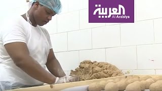 شقيقان سعوديان تحديا نظرة المجتمع وعملا في مخبز والدهما