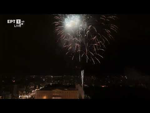 «3,2,1... Καλή χρονιά!»: Η Αθήνα υποδέχεται το 2024 - Εντυπωσιακό σόου με πυροτεχνήματα στο Σύνταγμα