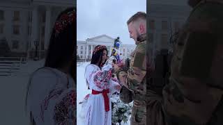 Військовий Роман перед Новим роком зробив пропозицію своїй коханій Марії на площі Краматорська