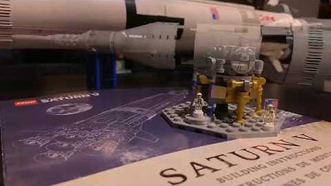 LEGO Saturn V - Building in 5 minutes (timelapse)