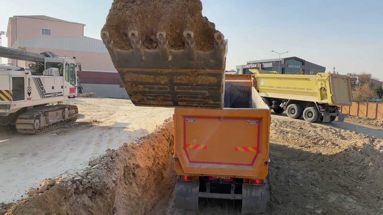 Sumıtomo Excavator I loaded soil on trucks