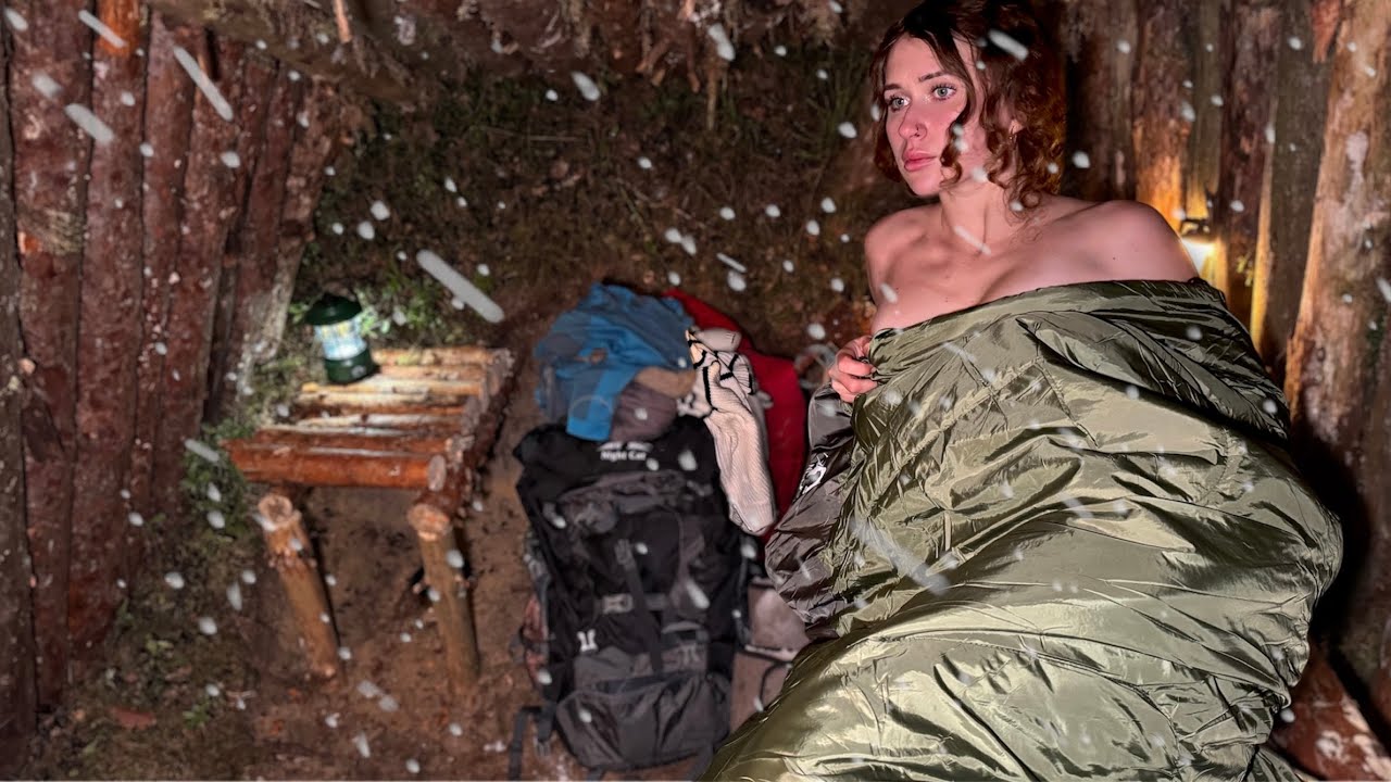 Женщина в одиночестве в DIY убежище зимой | Ночная метель