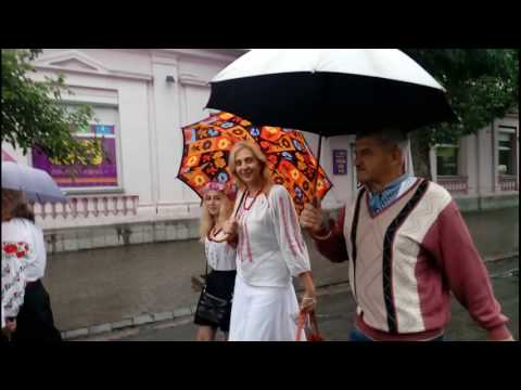 Павлоград: Парад вышиванок под дождем
