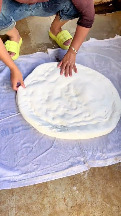 The rubber in the solidified basin absorbs water and we press the rubber. Zhenli latex insole na