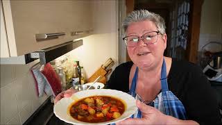 Gulaschsuppe, deftig und kräftig mit Muddi kochen