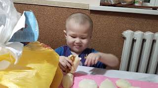 маленький малыш кушает Донер и пирожки