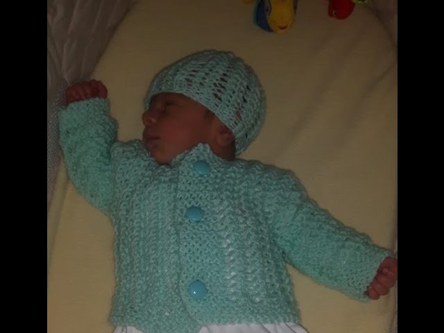 Bebé recién nacido niña vistiendo gorro blanco tejido durmiendo en la  canasta