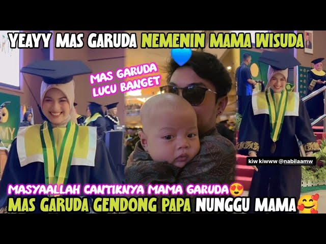 YEAYY MAS GARUDA NEMENIN MAMA WISUDA DI GENDONG PAPA NUNGGUIN MAMA LUCU BANGET MAS GARUDA class=