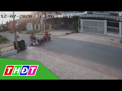Video Phẫn nộ nam thanh niên lên gối, đạp vào đầu nữ sinh... - youtube