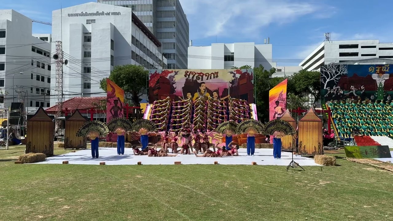 การแสดงผู้นำเชียร์และกองเชียร์ คณะมาลากร (สีชมพู)  