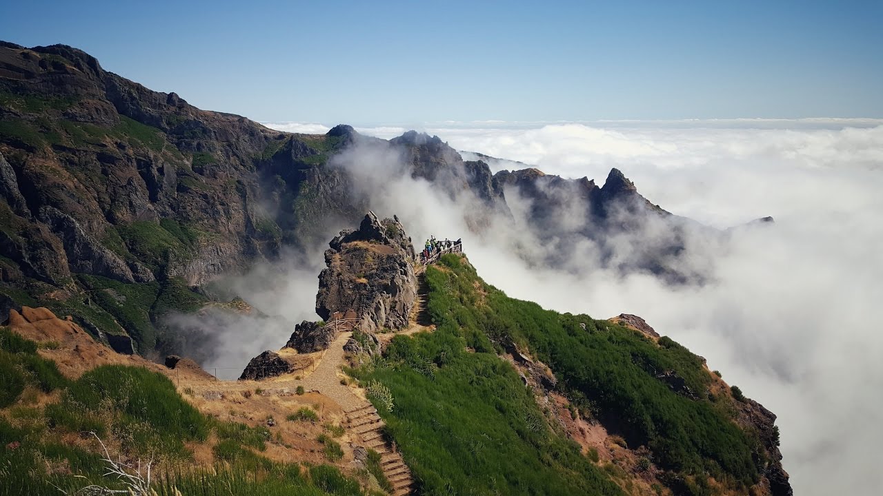 Скалистый гребень. Мадейра пик Руиво. Pico ruivo Мадейра. Pico do Arieiro Мадейра. Гора Торре Португалия.