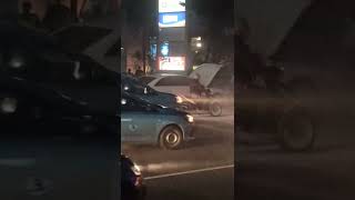 Mobil a**i terbakar depan millenium centennial center. Beruntung pihak security sigap padamkan api.