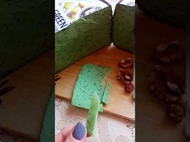 Голландский сыр Грин песто зелёный