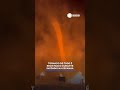 Tornado de fogo é registrado durante incêndio na Espanha. 📲 #RecordNews #Notícias #Shorts