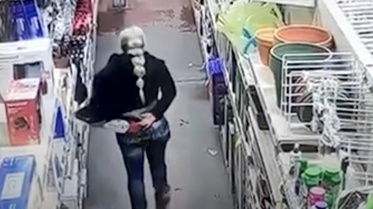 La voleuse à l'étalage est si culottée qu'il faut en rire. À 0:26, elle va jusqu'au bout.