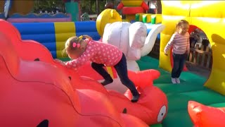 : Alice spielt im Park mit Ihrem Lieblings-Spielzeug f"ur Kinder