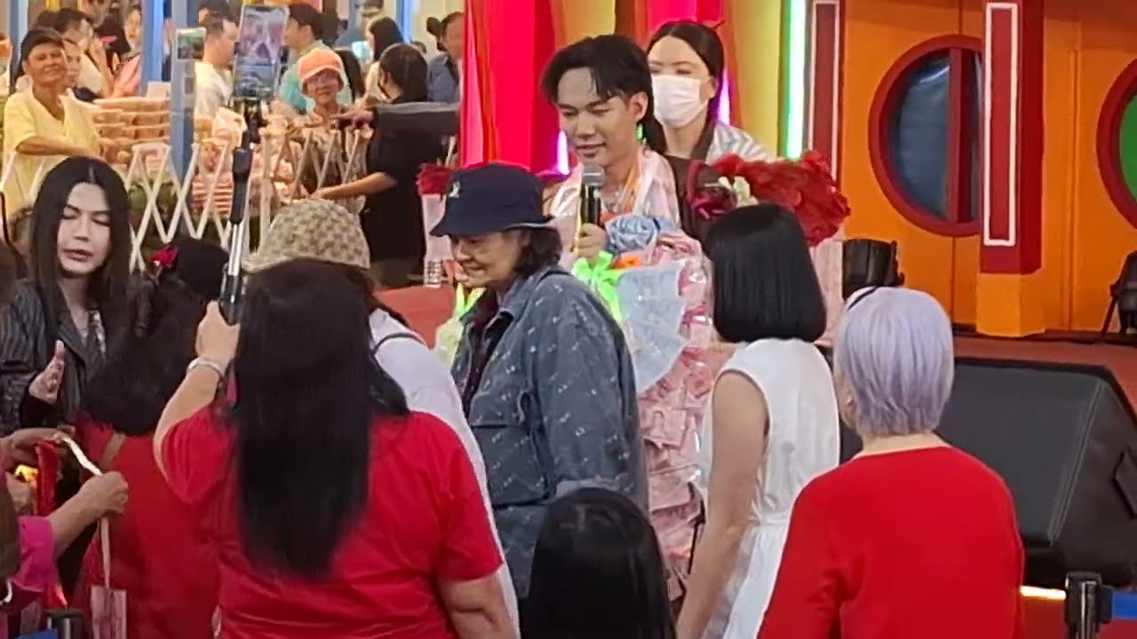 นั่งรับมาลัยfcแถวยาวมาก - ลีโอ อธิป | เทศกาลเที่ยวงานวัด@แฟชั่นไอส์แลนด์ กรุงเทพฯ - 15.05.2568