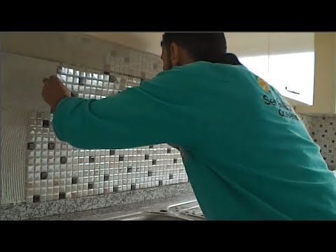 فيديو: بلاط الفسيفساء للمطبخ على المريلة (36 صورة): اختر بلاط سيراميك فسيفساء صغير وكبير للمئزر