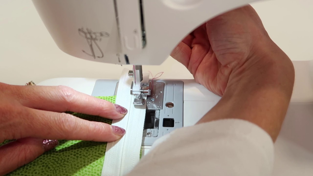 How to use the Zipper Foot - SINGER®
