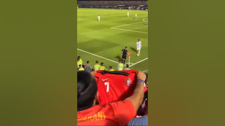 🔥 #hinchas de #paraguay #insultan a Lionel #messi y le #muestran la #camiseta de #cr7