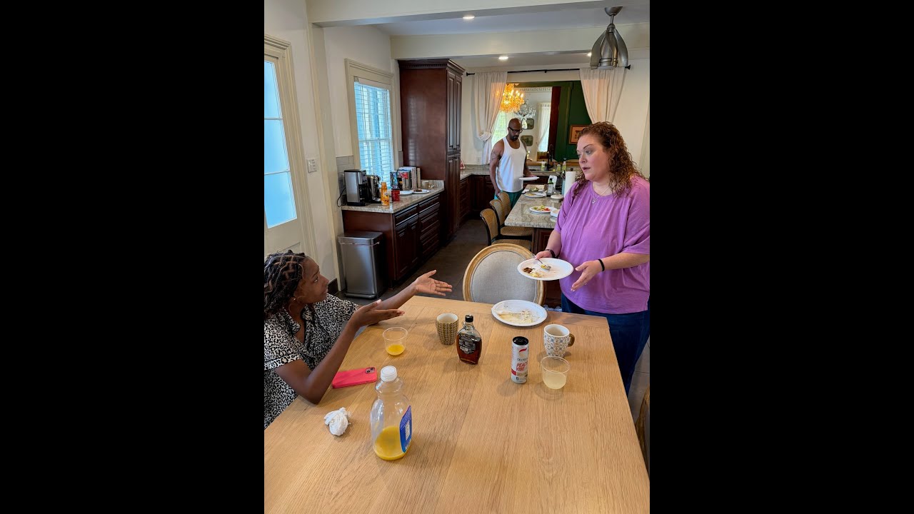 Брук напоминает Бетани, что ей не следовало быть в этой поездке, поэтому не создавай проблем.