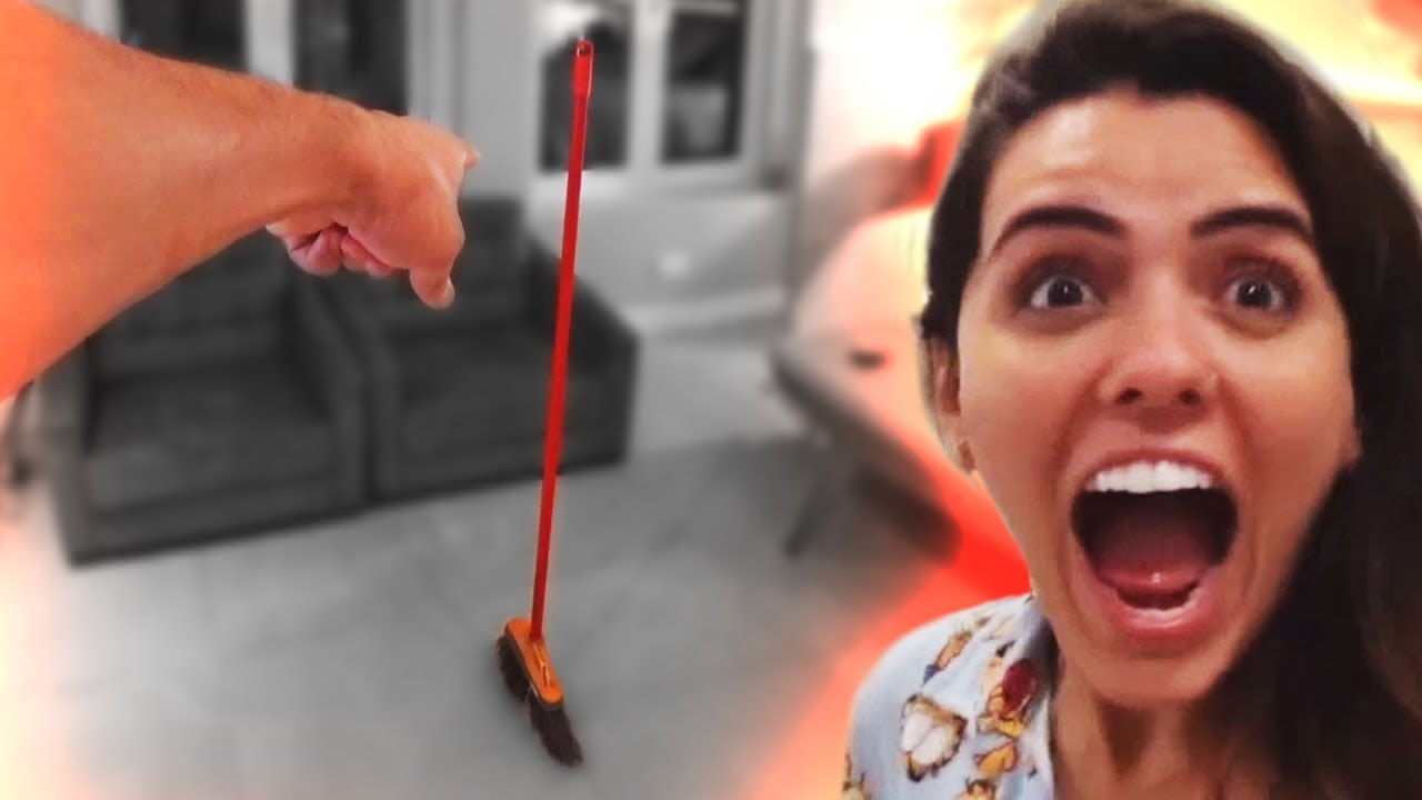 NOSSA VASSOURA FICOU EM PÉ SOZINHA😱 OLHA ESSA BRUXARIA...