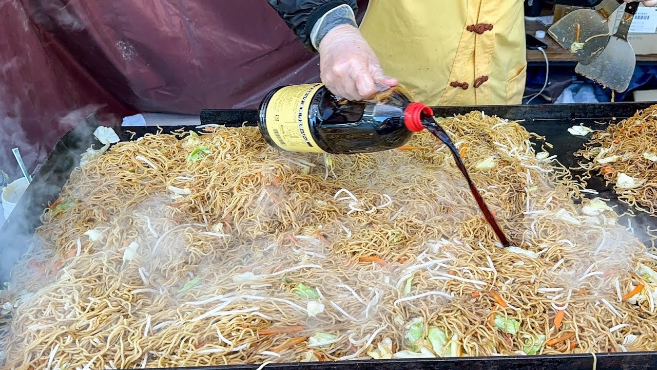 japanese street food - yakisoba  焼きそば  stir fry noodles