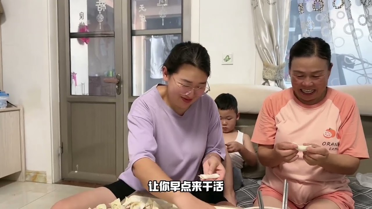 妈准备第二天带楠楠姐家孩子去大泽山看瀑布，前一天都叫家里来吃饭，包的肉馅儿馄饨，孩子们都挺爱吃，妈照顾孩子吃饭也是得心应手啊#日常vlog #记录真实生活 #馄饨 #农村生活 #婆婆 @DOU+小助